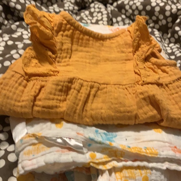 Girls infant romper and blanket - Picture 7 of 7